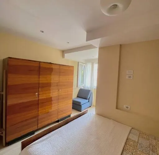 A Small Gem In The Bllok