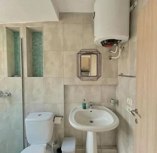 A Small Gem In The Bllok טיראנה